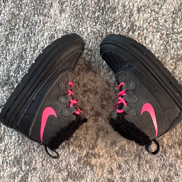 Nike Kids ACG Fur Lined Sneaker Boots Size:11C Hot Pink Black and Grey - Picture 5 of 15